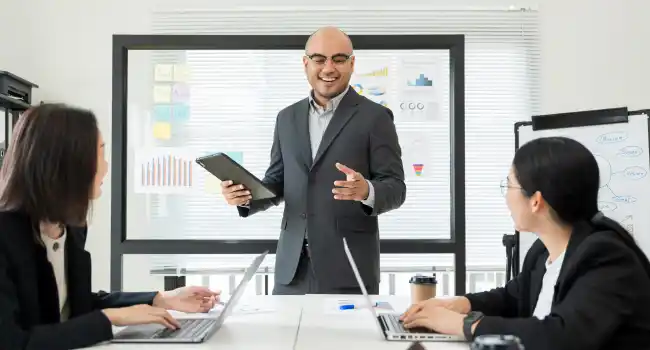 Licenciatura en Administración de Empresas con Énfasis en Finanzas Presencial_1_Descripción del programa_650 x 350_1